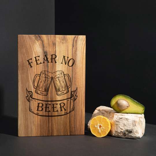 Доска разделочная S "Fear no beer" из ореха, англійська