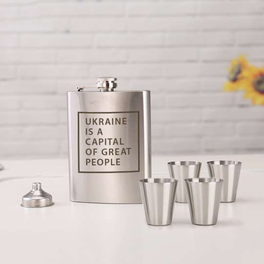 Набор фляга с рюмками "Ukraine is a capital of great people", англійська, Крафтова коробка