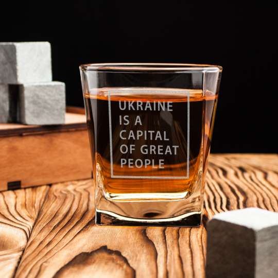 Стакан для виски "Ukraine is a capital of great people", англійська, Дерев'яна подарункова коробка з гравіюванням